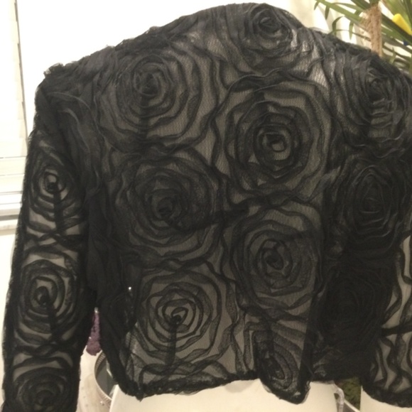 Black rosétte lace shortie jacket - Picture 3 of 6